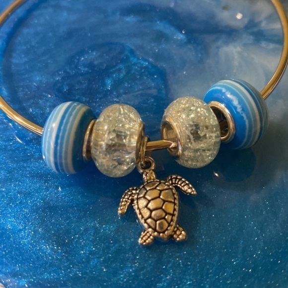 Handmade adjustable wire sea turtle bracelet with resin beads - Picture 2 of 2